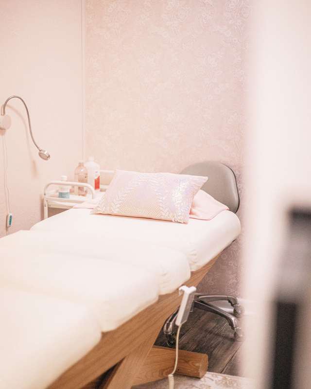 Helle, ruhige Behandlungsliege in einem Beauty-Atelier